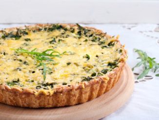 Весенний пирог с творогом и зеленью