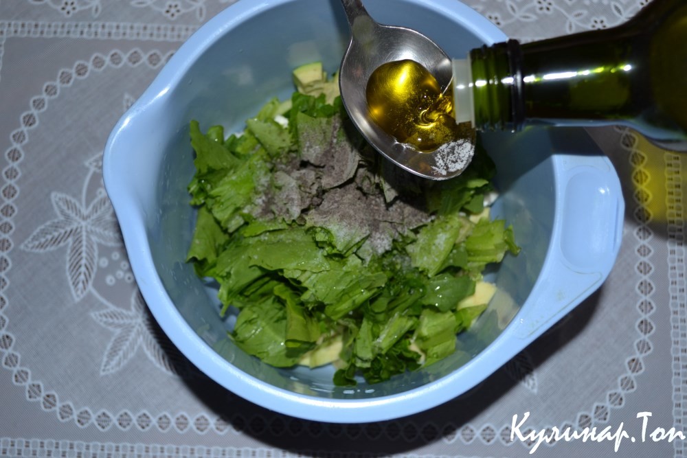 Зеленый салат с авокадо, моцареллой и рукколой
