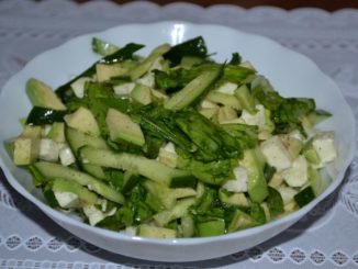 Зеленый салат с авокадо, моцареллой и рукколой
