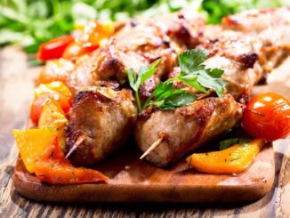 Шашлык из китового мяса со сливами