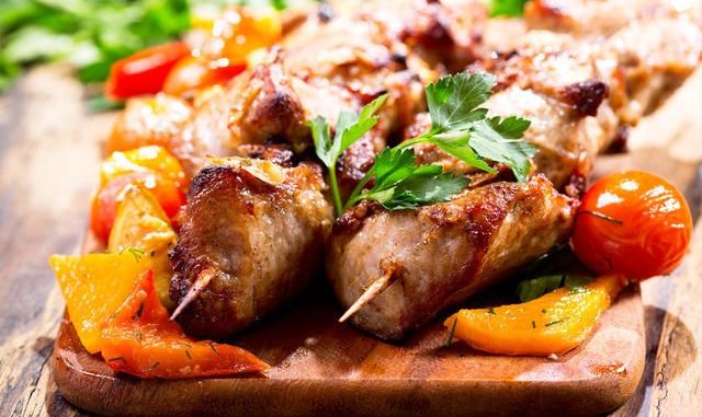 шашлык и кита Шашлык из китового мяса со сливами