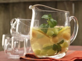 Белая сангрия с виноградом и дыней