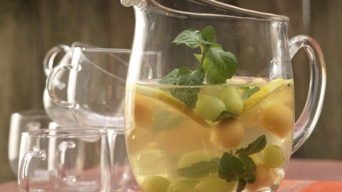 Белая сангрия с виноградом и дыней Белая сангрия с виноградом и дыней