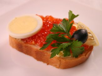 Бутерброд с красной икрой