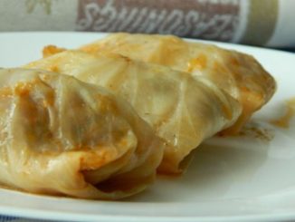 Голубцы с куриной печенью, специями и яблоками