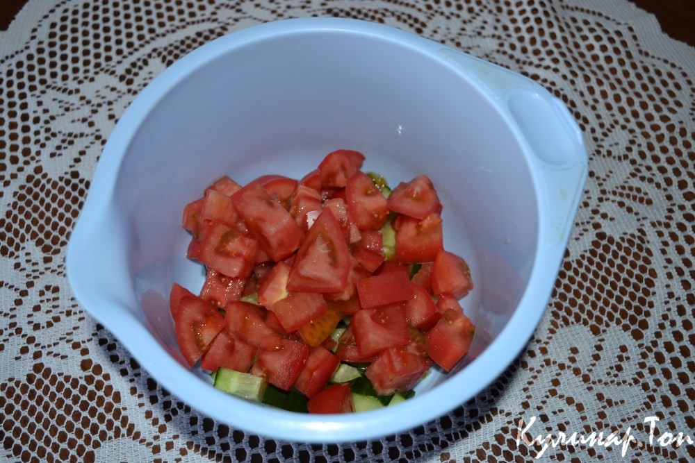 Греческий салат с моцареллой и рукколой