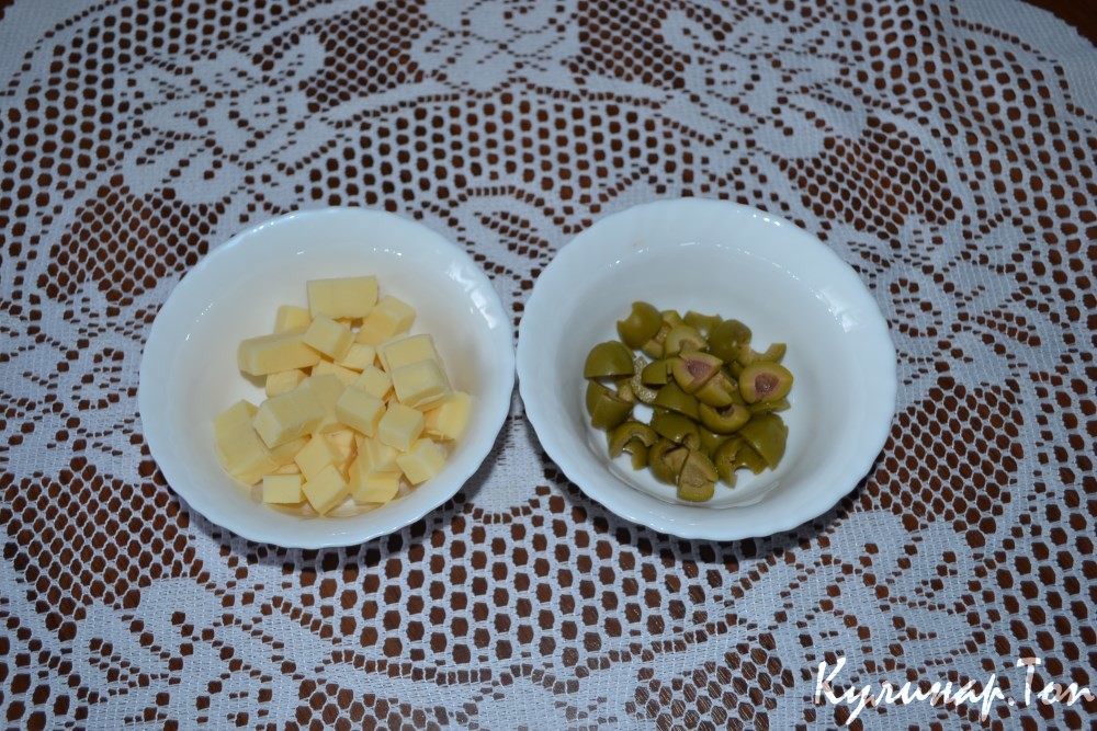 Греческий салат с моцареллой и рукколой