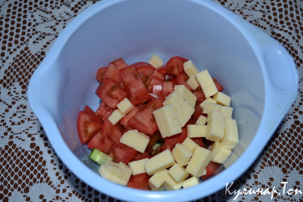 Греческий салат с моцареллой и рукколой