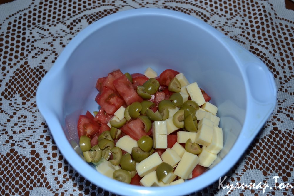Греческий салат с моцареллой и рукколой