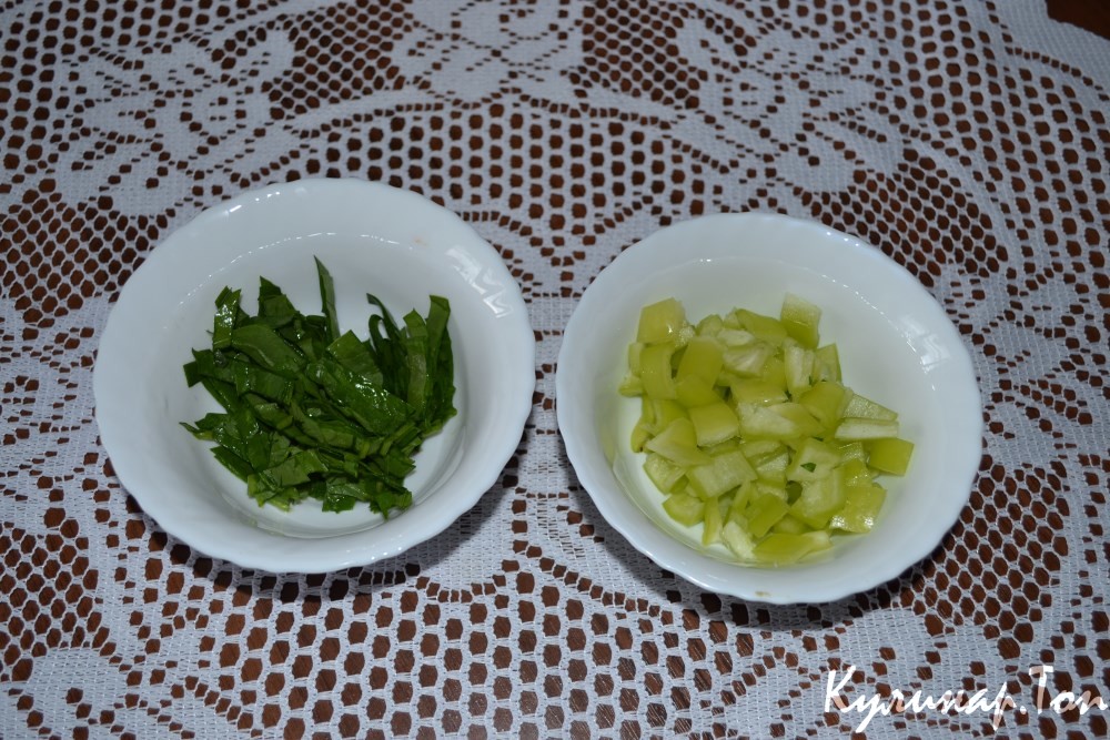Греческий салат с моцареллой и рукколой