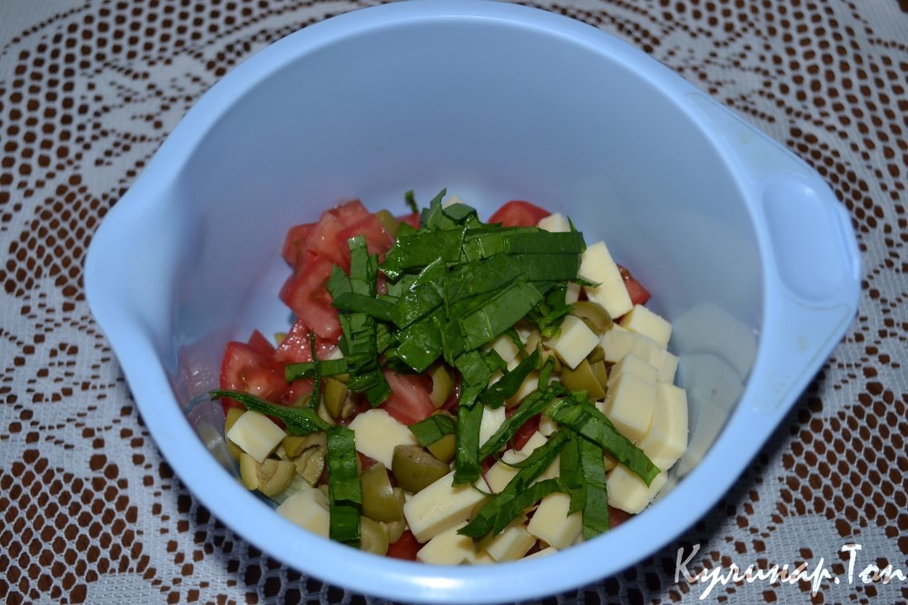 Греческий салат с моцареллой и рукколой