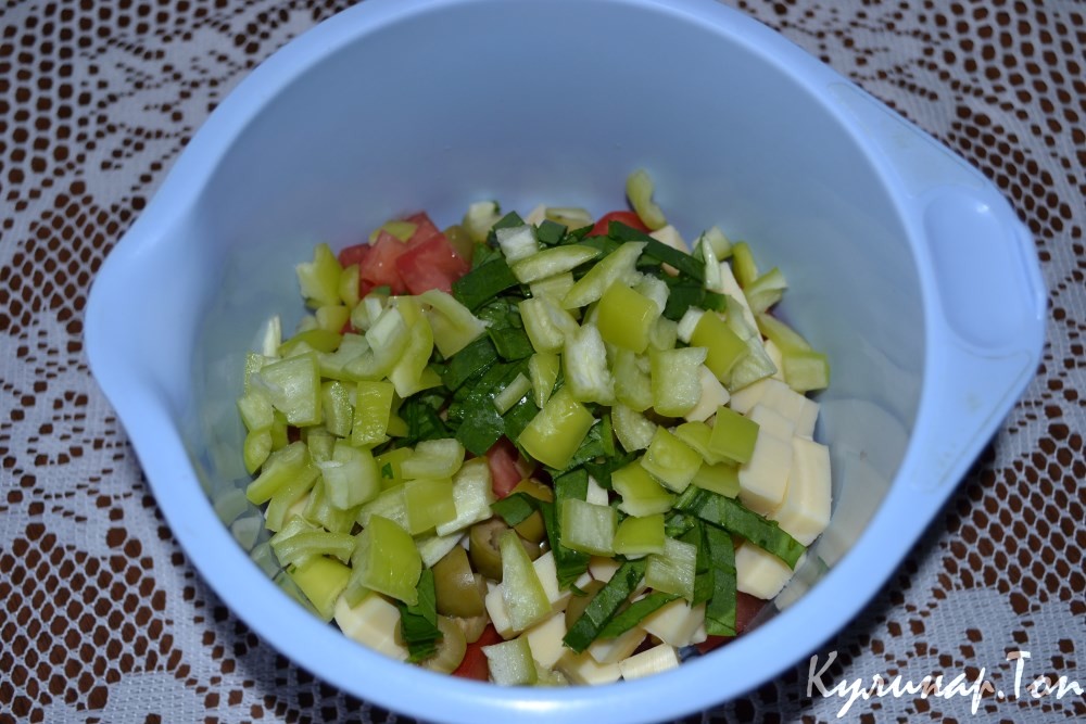 Греческий салат с моцареллой и рукколой