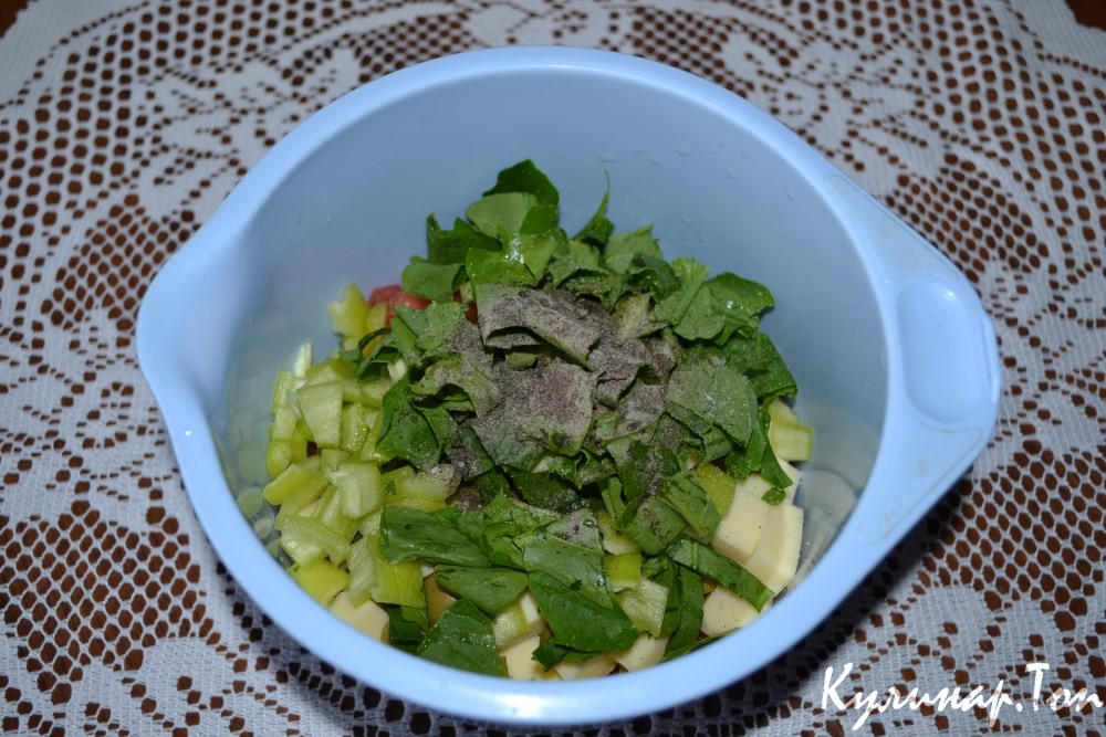 Греческий салат с моцареллой и рукколой