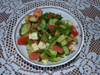 Греческий салат с моцареллой и рукколой