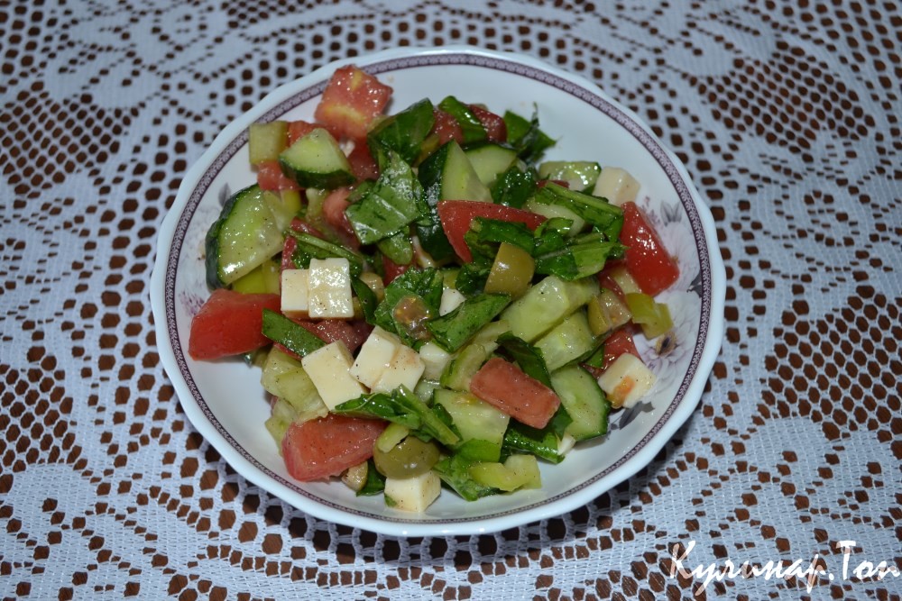 Греческий салат с моцареллой и рукколой