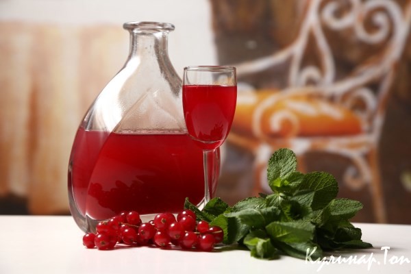 Клюквенный ликер на водке с гвоздикой и кардамоном