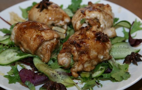 Куриные рулетики в пряном соусе Куриные рулетики в пряном соусе