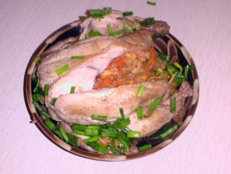 Курица, фаршированная рисом, морковью и сельдереем
