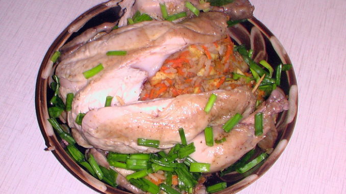 Курица, фаршированная рисом, морковью и сельдереем Курица, фаршированная рисом, морковью и сельдереем