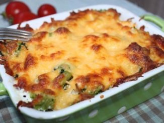 Курица с брокколи, запеченная под сливочным соусом
