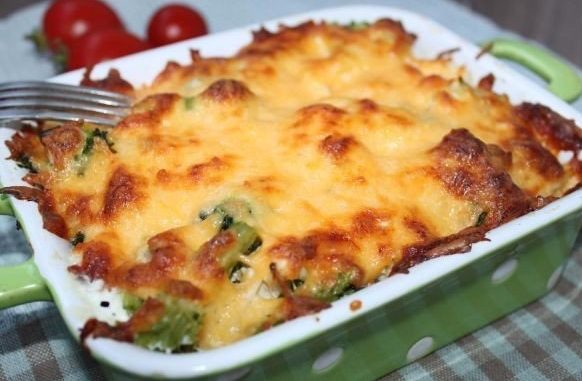 Курица с брокколи, запеченная под сливочным соусом Курица с брокколи, запеченная под сливочным соусом