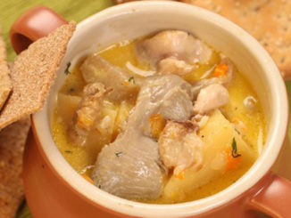 Курица, тушенная с молодым картофелем в горшочках