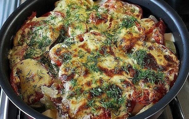 Молодые кабачки, запеченные с помидорами под соусом Молодые кабачки, запеченные с помидорами под соусом