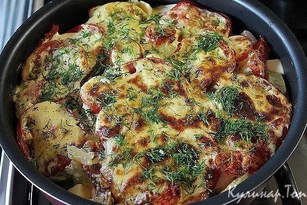 Молодые кабачки, запеченные с помидорами под соусом