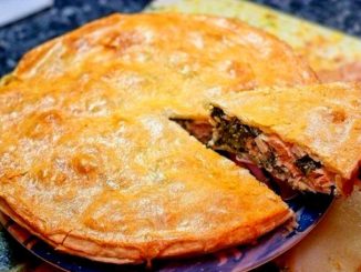 Пирог с семгой, брынзой и шпинатом