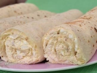 Рулеты из лаваша с курицей и плавленым сырком