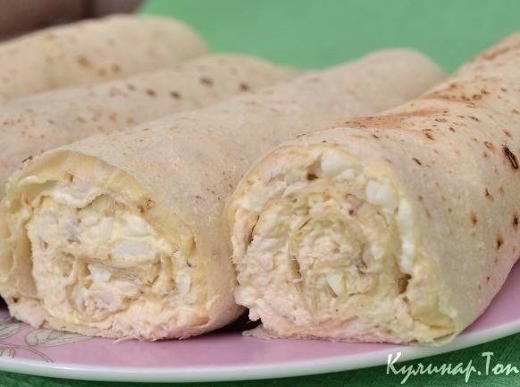 Рулеты из лаваша с курицей и плавленым сырком