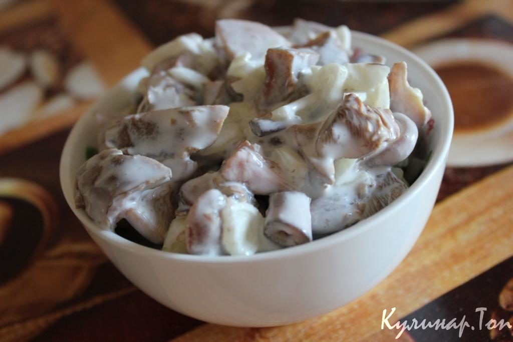 Салат из грибов со сметаной