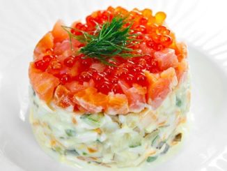 Слоеный картофельный салат с лососем