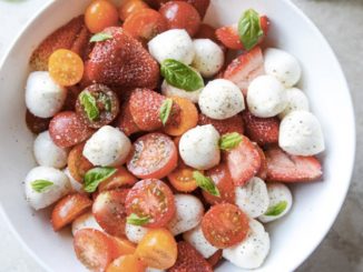 Салат с клубникой и томатами