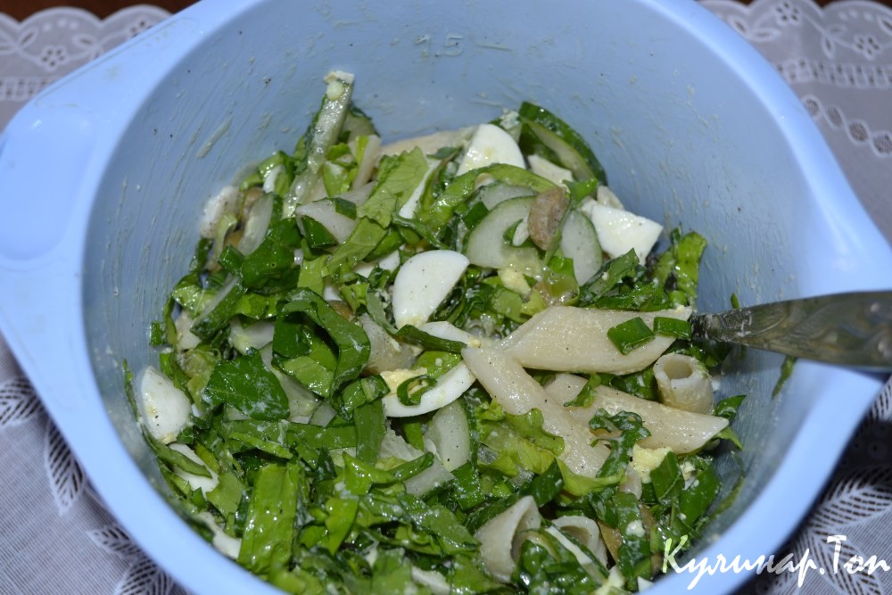 Салат с пастой и рукколой