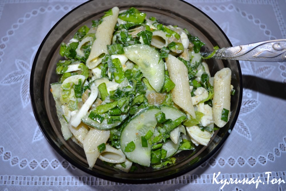 Салат с пастой и рукколой