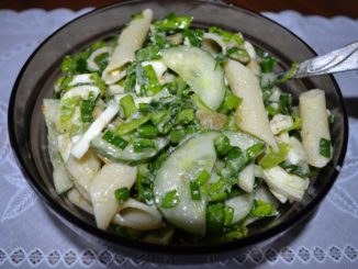 Салат с пастой и рукколой