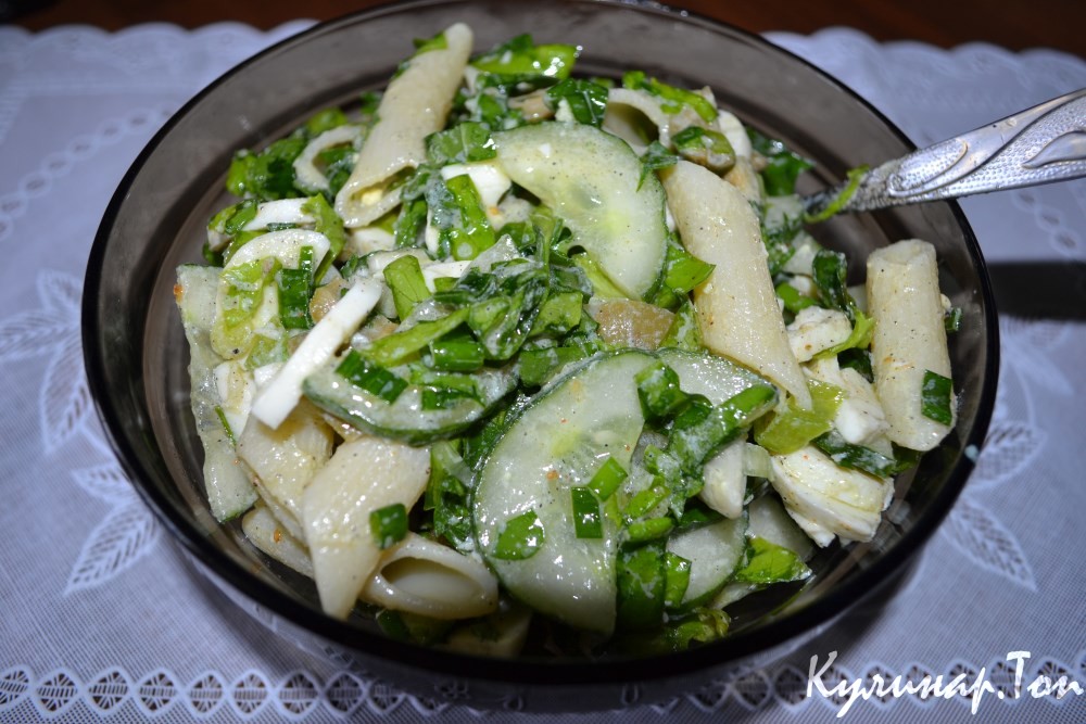 Салат с пастой и рукколой
