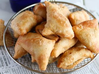 Самса с курицей из слоеного теста
