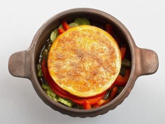 Телятина с красным перцем и апельсинами в горшочке