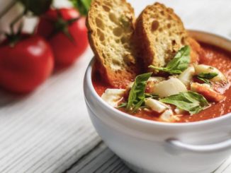 Томатный суп с кальмарами