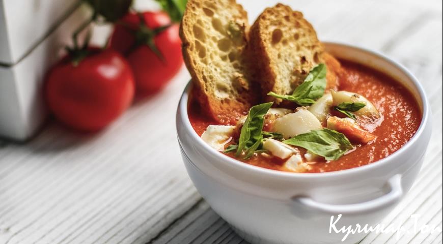 Томатный суп с кальмарами