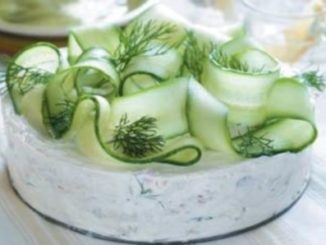 Торт-салат с рыбой, малосольными огурцами и яблоками
