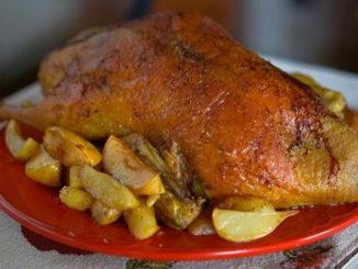 Утка, запеченная с яблоками и картофелем
