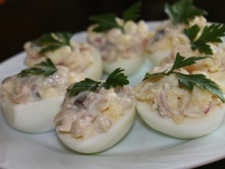 Яйца, фаршированные сельдью