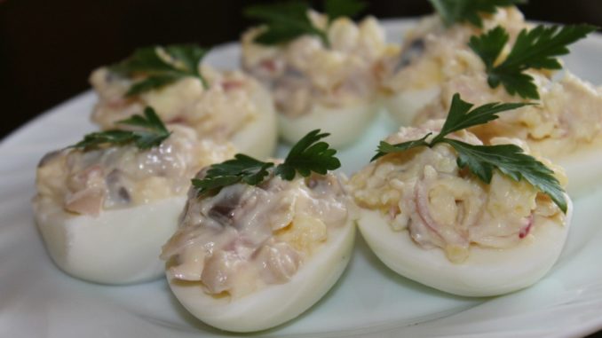 Яйца, фаршированные сельдью Яйца, фаршированные сельдью