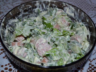 Зеленый салат с сосисками
