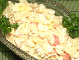 Салат с ананасами и сыром
