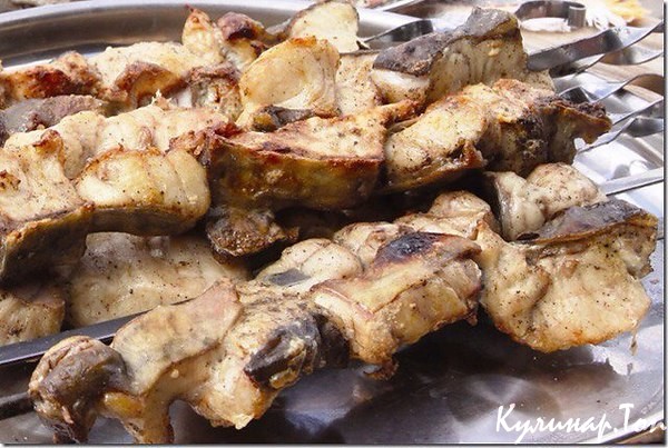 Сом с маринованным луком
