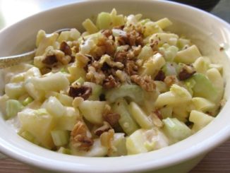 Ананасовый салат с сельдереем и орехами